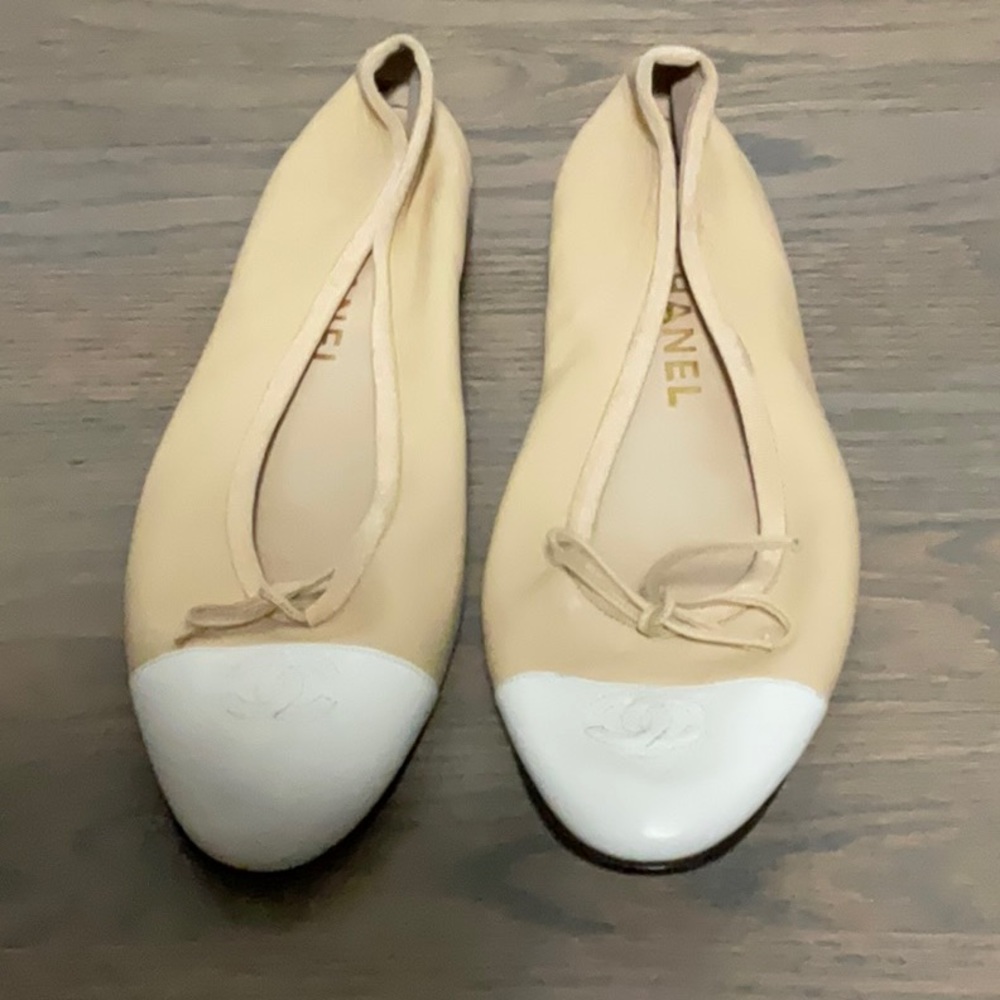 Chanel women’s tan and cream interlocking CC logo bow tie ballet flats size 39.5